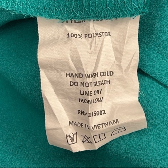 SMALL LUSH GREEN SLEEVELESS BLOUSE LIGHTWEIGHT VIBRANT ROUND NECKLINE - Picture 11 of 11